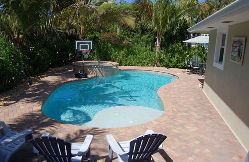 Hobe Sound Casa | Casa bien equipada con piscina de agua salada y casa de piscina separada y NUEVO VERDE PONENTE!