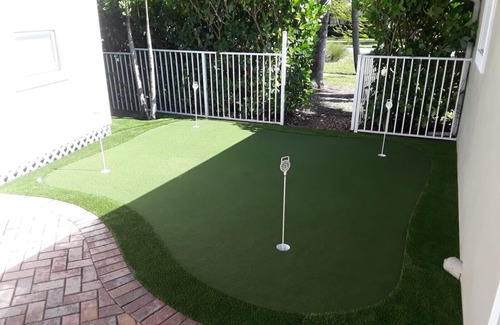 Hobe Sound Casa | Casa bien equipada con piscina de agua salada y casa de piscina separada y NUEVO VERDE PONENTE!