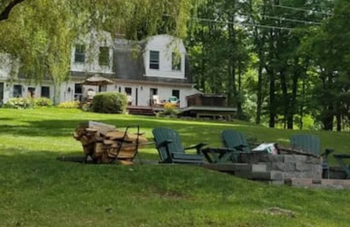 Whitehall Casa | Well Appointed Lakehouse - Family fun