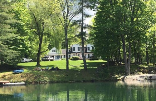 Whitehall Casa | Well Appointed Lakehouse - Family fun