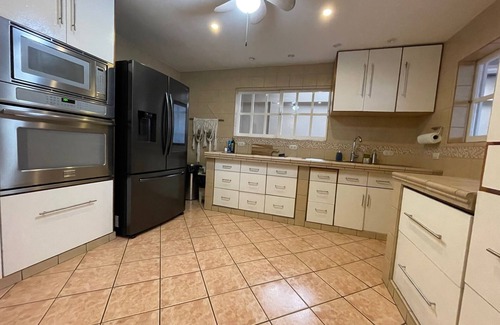 Ciudad Colón Casa | Well-appointed private 3 bedroom house - fast wifi, attached garage, laundry & +
