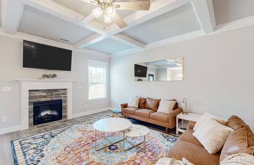 Harlem Casa | Well-appointed retreat with an expansive yard, foosball table, & soaking tub
