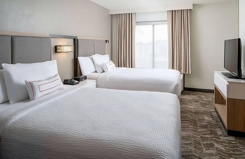 Donelson Hotel | Well-Appointed Suites in Nashville! Pets Allowed, Pool, Kitchenette, Breakfast!