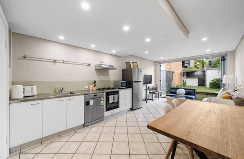 Redfern Casa | Well-Connected 4 BR House/Central station- 12 mins