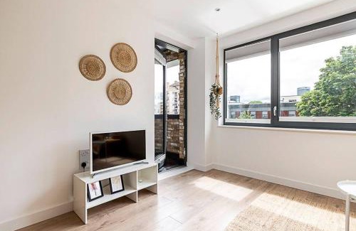 Tower Hamlets Apartamento | Well-Connected Cosy and Bright Modern Flat