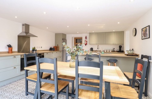 Seething Cabaña | WELL COTTAGE, pet friendly, with open fire in Loddon