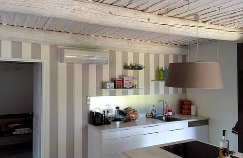 Sainte-Cecile-les-Vignes Casa | Well-decorated vacation farmhouse in Ste-Cécile-les-Vignes, heated pool.