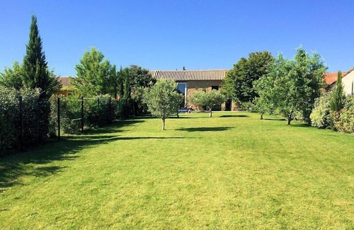 Sainte-Cecile-les-Vignes Casa | Well-decorated vacation farmhouse in Ste-Cécile-les-Vignes, heated pool.