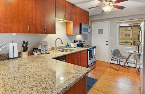 Arlington Heights Apartamento | Chic 1BR Apt: Spacious Living & Furnished Kitchen