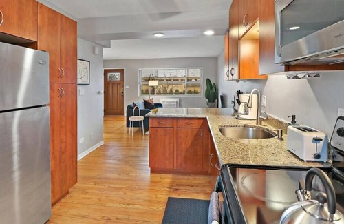Arlington Heights Apartamento | Chic 1BR Apt: Spacious Living & Furnished Kitchen