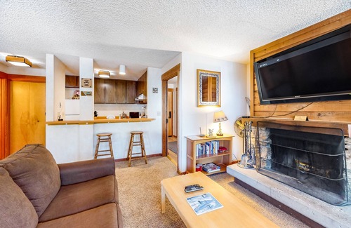 Tahoe Woods Apartamento | Well-Equipped Second-Level Studio w/Free WiFi, Balcony, & Shared Outdoor Pool
