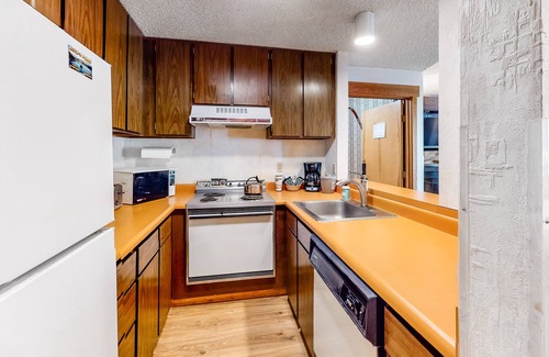 Tahoe Woods Apartamento | Well-Equipped Second-Level Studio w/Free WiFi, Balcony, & Shared Outdoor Pool