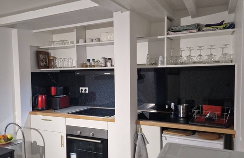 La Courneuve Apartamento | Well-equipped studio, WC, key, kitchen with hob, oven, microwave,