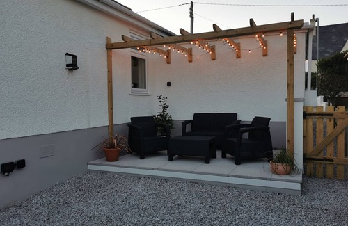 Ty Croes Casa | Well finished quiet home with king sized bed and near the beach.