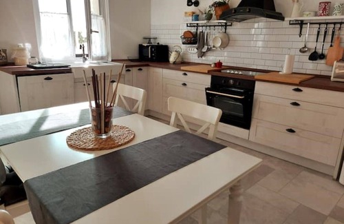 Tinjan Casa | Well house,10 km from the sea, cozy house with a well in the living room