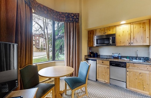 Crested Butte Apartamento | Well-Kept Studio Near the Slopes w/ Kitchenette, WiFi, Shared Pool, & Hot Tub
