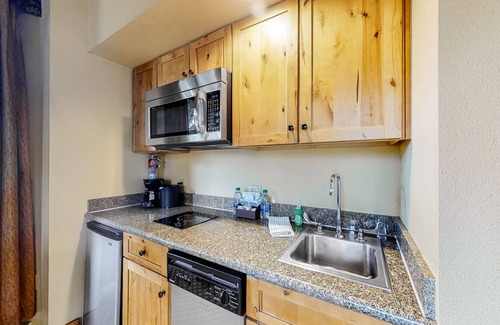 Crested Butte Apartamento | Well-Kept Studio Near the Slopes w/ Kitchenette, WiFi, Shared Pool, & Hot Tub