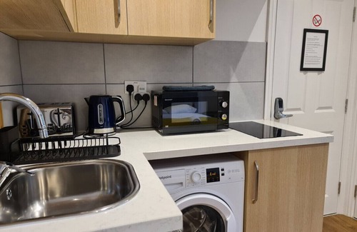 Putney Condominio | Well located king bed studio 35 minutes from the heart of London. 1071 gr fl