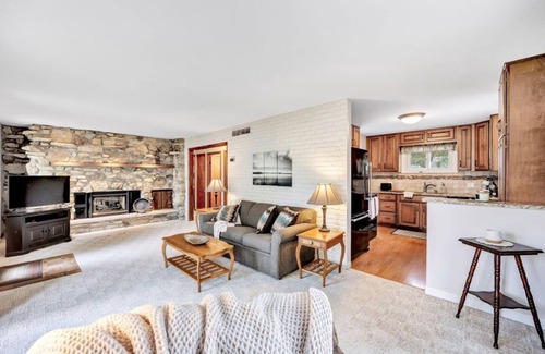 Menasha Casa | Well maintained home. Close to events. EAA, Packer games, Mile of Music.
