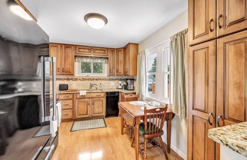 Menasha Casa | Well maintained home. Close to events. EAA, Packer games, Mile of Music.