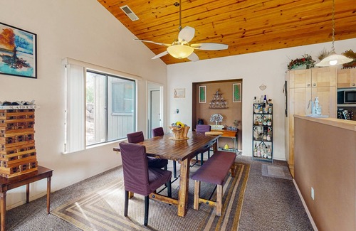 Three Rivers Casa | Well-stocked riverside retreat near Sequoia National Park with large yard & AC