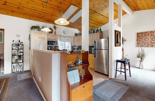 Three Rivers Casa | Well-stocked riverside retreat near Sequoia National Park with large yard & AC