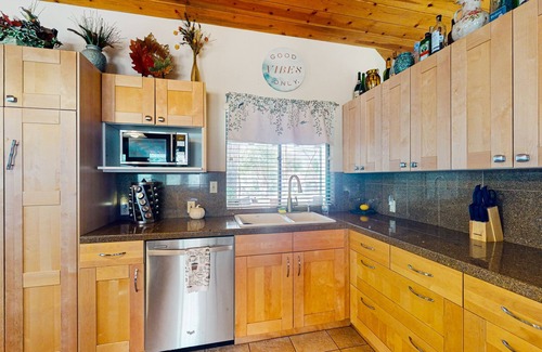 Three Rivers Casa | Well-stocked riverside retreat near Sequoia National Park with large yard & AC