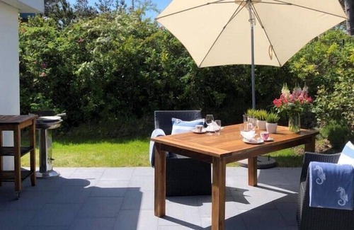 Wangerooge Apartamento | Wellenspiel - Ambiente único con jardín de rosas.