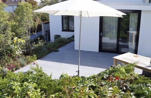 Wangerooge Apartamento | Wellenspiel - Ambiente único con jardín de rosas.