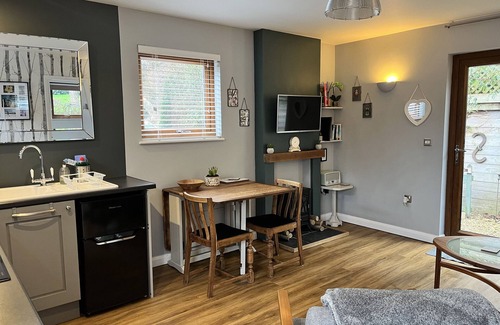 Charlton Kings Cabaña | Wellinghill Lodge, CHELTENHAM