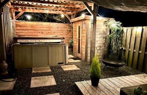 Vijfhuizen Casa | Wellness bungalow with jacuzzi &sauna&private garden near Amsterdam
