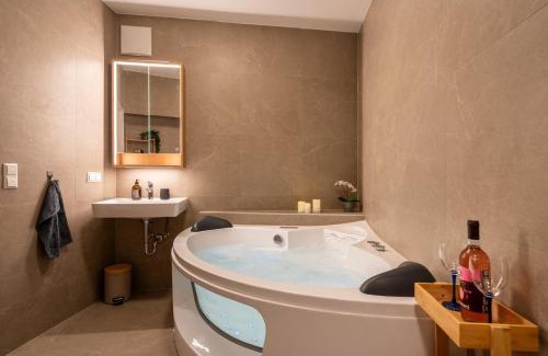 Graz City Centre Apartamento | Wellness Retreat for 2 with Private Sauna & Whirlpool - Free Parking, Quiet City Center by HERO HOMES