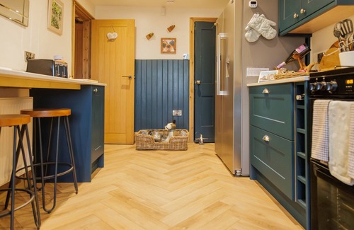 Holmfirth Cabaña | WELLS COTTAGE, pet friendly, character holiday cottage in Holmfirth