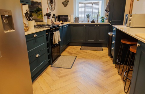 Holmfirth Cabaña | WELLS COTTAGE, pet friendly, character holiday cottage in Holmfirth