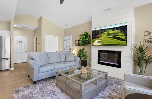 Camdenton Casa | We’re #1 - Tee Box!! Charming Cottage nestled in the heart of Old Kinderhook!!