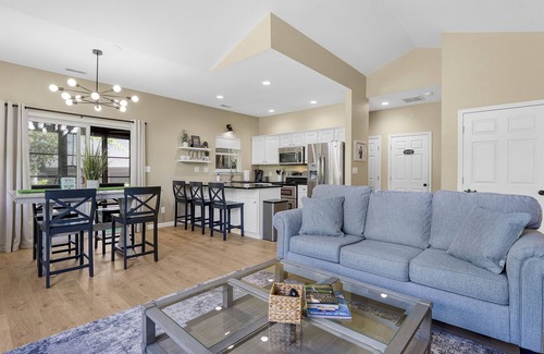 Camdenton Casa | We’re #1 - Tee Box!! Charming Cottage nestled in the heart of Old Kinderhook!!
