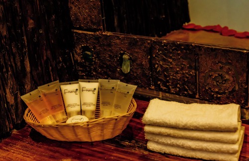 Moshi Cabina | Weru Weru River Lodge