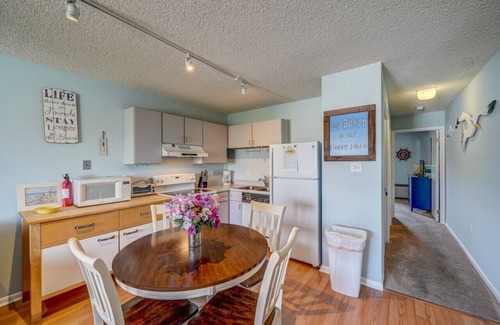 North End Condominio | Wesley Paradise ☆Chic 1BD + Private Balcony & Pool