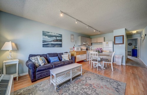North End Condominio | Wesley Paradise ☆Chic 1BD + Private Balcony & Pool