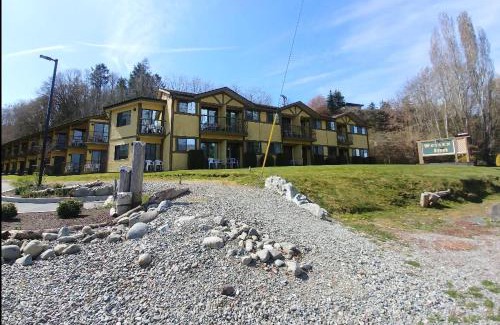 Cowichan Bay Hotel | Wessex Inn By The Sea