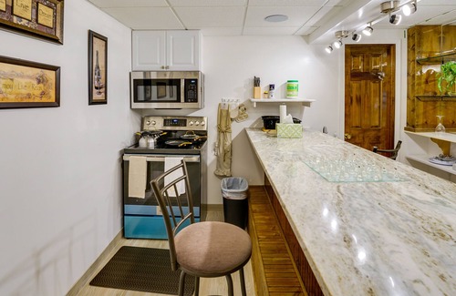 Orchard Lake Village Apartamento | West Bloomfield Retreat: Stay in Nature Preserve!
