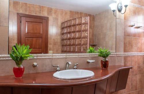 Antoneys Cay Hotel | West Bay Colonial