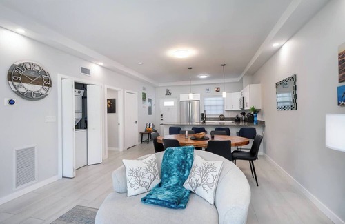 Northwest Point Apartamento | West Bay Oasis: 2BR Condo w/Pool