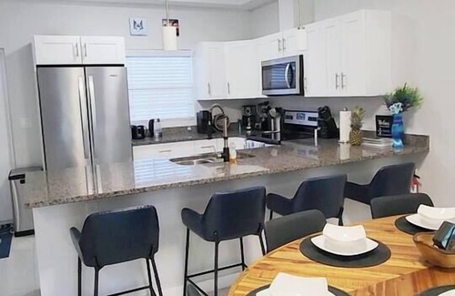 Northwest Point Apartamento | West Bay Oasis: 2BR Condo w/Pool