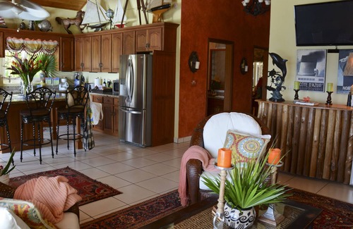 Lighthouse Estates Villa | West Bay, Villa frente al mar con piscina infinita