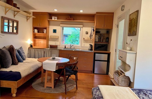 North Cowichan Cabaña | West Coast Cedar Guest Cottage w/treed yard near vineyards & nature trails