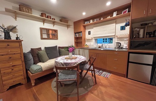 North Cowichan Cabaña | West Coast Cedar Guest Cottage w/treed yard near vineyards & nature trails