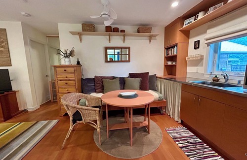 North Cowichan Cabaña | West Coast Cedar Guest Cottage w/treed yard near vineyards & nature trails