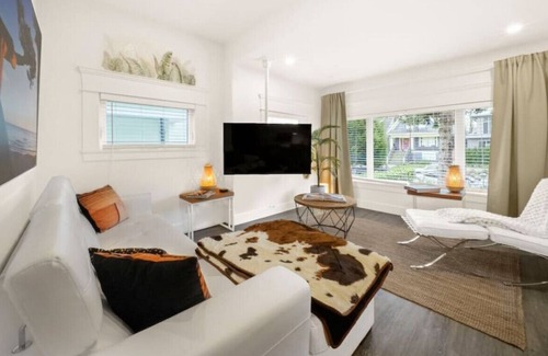 Riley Park-Little Mountain Casa | West Coast Retreat w/Hot Tub+Sauna+WFH - 2BR