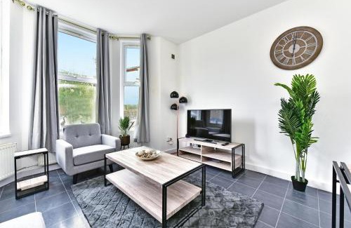 West Ealing Apartamento | West Ealing Serviced Apts- 2 Bedroom 2 Bath Parking Near Station with Off Street Parking By 360Stays